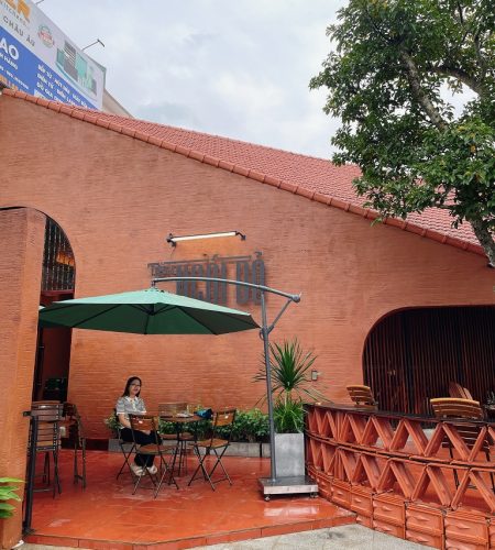 Tiệm cà phê Ngói Đỏ